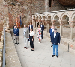 Fotografía de grupo de Sus Majestades los Reyes junto a las autoridades en el Monasterio de San Juan de la Peña