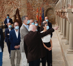 Sus Majestades los Reyes reciben explicación sobre el monumento a cargo de José Luis Solano, guarda del monumento durante 35 años