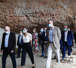 Sus Majestades los Reyes durante la visita, acompañados por las autoridades y asistentes
