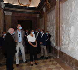 Sus Majestades los Reyes durante su recorrido por el monasterio
