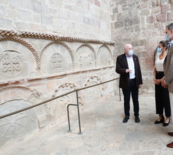 Sus Majestades los Reyes durante su visita, en el Panteón de Nobles