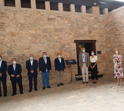 Fotografía de grupo de Sus Majestades los Reyes junto a las autoridades y personalidades asistentes a la inauguración del Espacio Expositivo X Conde d