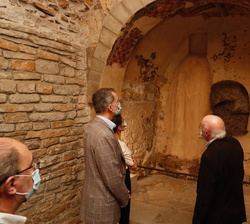 Sus Majestades los Reyes durante su recorrido en la sala de Concilios