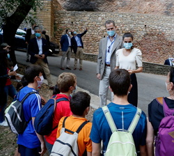 A su salida del Monasterio de San Juan de la Peña, Sus Majestades los Reyes conversan con unos jovenes que van acompañados, que también van a visitar 
