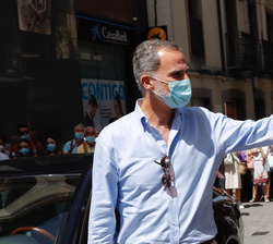 Su Majestad el Rey saluda al público congregado por las calles de Jaca