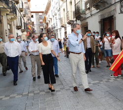 Sus Majestades los Reyes reciben una calurosa acogida por el público asistente en las calles de Jaca