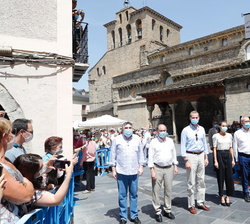 Don Felipe y Doña Letizia junto a las autoridades frente a la Catedral de Jaca