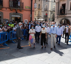 Sus Majestades los Reyes se dirigen a la Catedral de Jaca junto a las autoridades