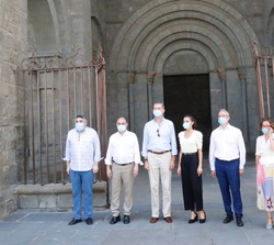 Don Felipe y Doña Letizia junto a las autoridades en la puerta de la Catedral de Jaca