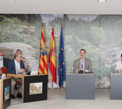 Sus Majestades los Reyes durante la reunión de trabajo con el sector de turismo de Aragón