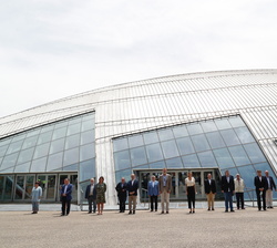 Sus Majestades los Reyes junto a las autoridades y asistentes la reunión de trabajo con el sector de turismo de Aragón