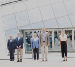 Sus Majestades los Reyes junto a las autoridades y asistentes la reunión de trabajo con el sector de turismo de Aragón