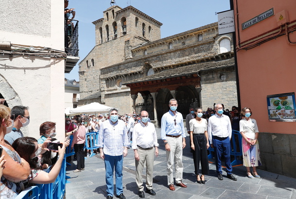 Don Felipe y Doña Letizia junto a las autoridades frente a la Catedral de Jaca
