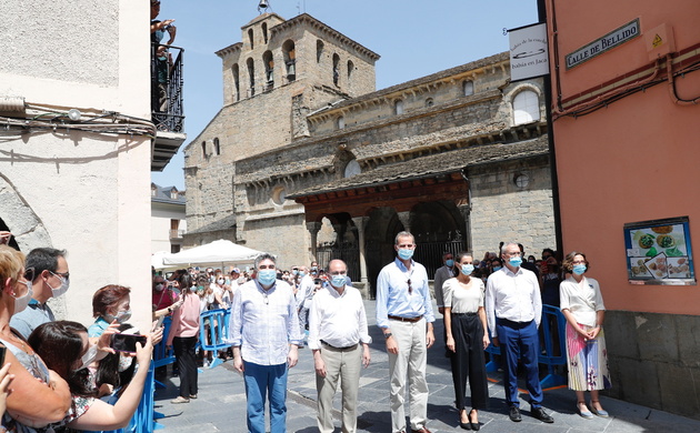 Don Felipe y Doña Letizia junto a las autoridades frente a la Catedral de Jaca