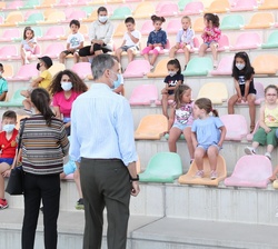 Don Felipe y Doña Letizia con los niños de Haro que les esperaban