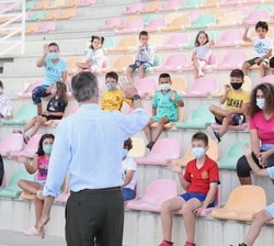 Don Felipe recibe el saludo de los niños