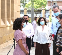 Los Reyes tras llegar a la Estación Enológica de Haro con las autoridades que les han recibido