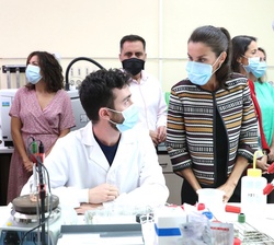Doña Letizia conversa con uno de los técnicos