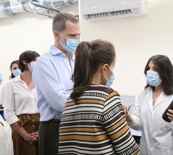 Don Felipe y Doña Letizia durante la visita