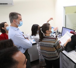 Los Reyes durante uno de los procesos de investigación del vino en el Laboratorio