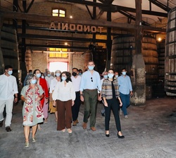 Comienzo de la visita de los Reyes a Bodegas López de Heredia