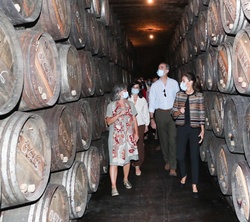 Don Felipe y Doña Letizia junto a la gerente de las Bodegas López de Heredia, María José López de Heredia, durante el recorrido