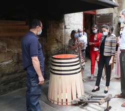 Durante la visita, Don Felipe y Doña Letizia contemplan la elaboración de un barril