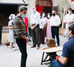 Doña Letizia conversa con uno de los trabajadores de la bodega