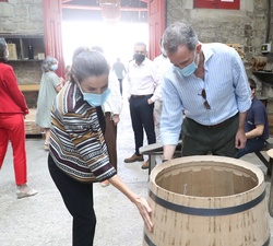 Don Felipe y Doña Letizia observan uno de los barriles de nueva creación
