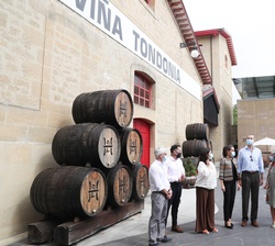 Los Reyes con los responsables de Bodegas López de Heredia