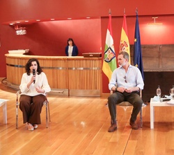 Encuentro de Sus Majestades los Reyes con los responsables de las Bodegas del Barrio de la estación