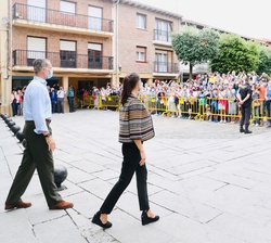 Don Felipe y Doña Letizia reciben el saludo de los vecinos de Santo Domingo de la Calzada