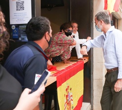 Don Felipe se saluda con los vecinos de Santo Domingo de la Calzada