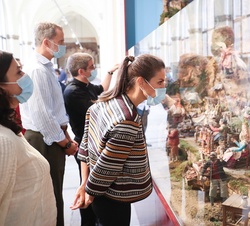 Don Felipe y Doña Letizia durante el recorrido por las dependencias de la Catedral de Santo Domingo de la Calzada