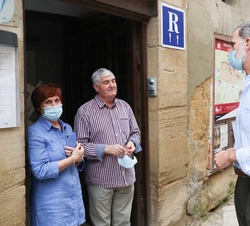 Don Felipe conversa con los vecinos