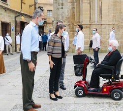 Los Reyes conversan con los vecinos de Santo Domingo de la Calzada