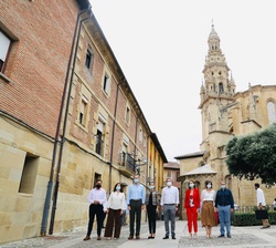 Sus Majestades los Reyes junto a las autoridades en Santo Domingo de la Calzada
