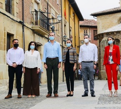 Sus Majestades los Reyes junto a las autoridades en Santo Domingo de la Calzada