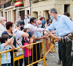 Don Felipe y Doña Letizia se despiden de los vecinos tras su visita a Santo Domingo de la Calzada