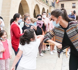 Doña Letizia recibe el saludo tipo de una de las niñas de Santo Domingo de la Calzada