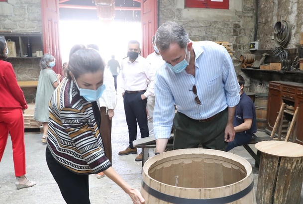 Don Felipe y Doña Letizia observan uno de los barriles de nueva creación