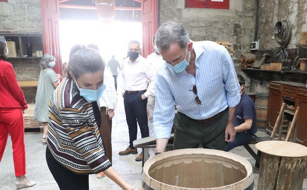 Don Felipe y Doña Letizia observan uno de los barriles de nueva creación