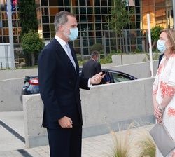Don Felipe es recibido por la presidenta y editora de ABC, Catalina Luca de Tena, marquesa del Valle de Tena, a su llegada al nuevo edificio de ABC