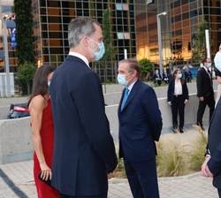 Don Felipe y Doña Letizia conversan con el director de ABC, Bieito Rubido, a su llegada al nuevo edificio de ABC