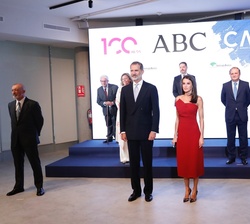 Fotografía oficial con la presidenta y editora de ABC, el presidente de Vocento, el director de ABC, presidente del Jurado y los premiados