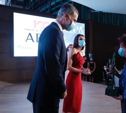 Sus Majestades los Reyes conversan con Maruja Torres tras recibir el premio Luca de Tena