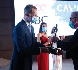 Su Majestad el Rey entrega el premio Mingote a Dani Duch