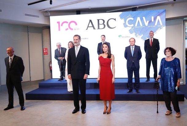 Fotografía oficial con la presidenta y editora de ABC, el presidente de Vocento, el director de ABC, presidente del Jurado y los premiados
