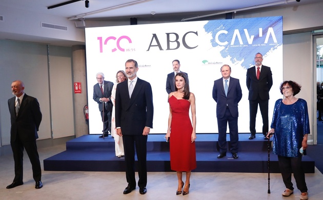 Fotografía oficial con la presidenta y editora de ABC, el presidente de Vocento, el director de ABC, presidente del Jurado y los premiados