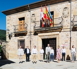 Don Felipe y Doña Letizia frente al Ayuntamiento de Vinuesa acompañados por las autidades regionales y locales
